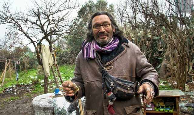 Triggiano, la storia di Piero: vive in mezzo ai rifiuti senza acqua, luce e gas